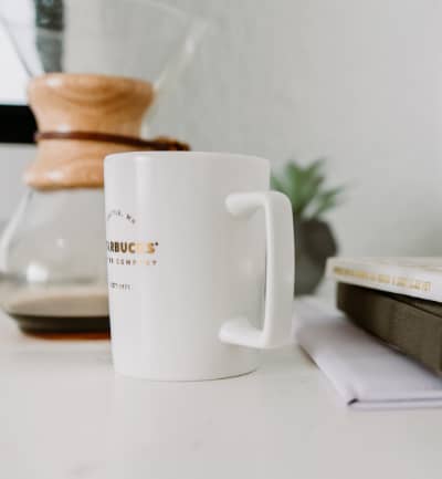 Diseño sin título (31) 7 tips para crear una rutina de mañana productiva taza de cafe