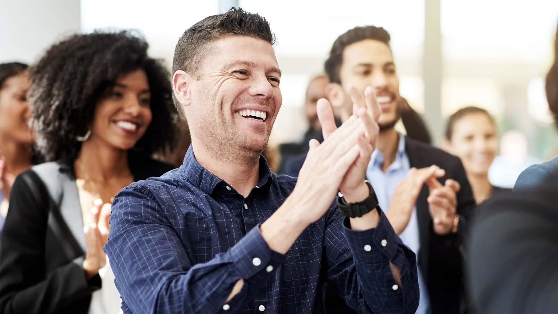 elegir nombre para blog Grupo de personas aplaudiendo