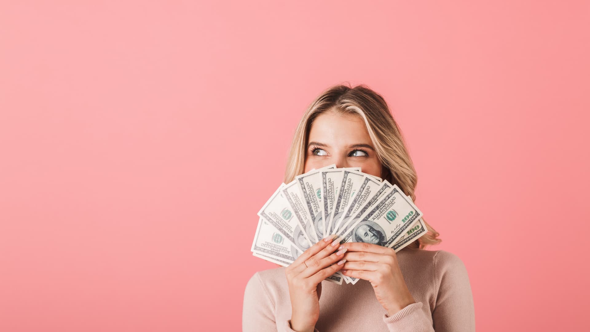 mujer con dinero - progrmas de afiliados academia